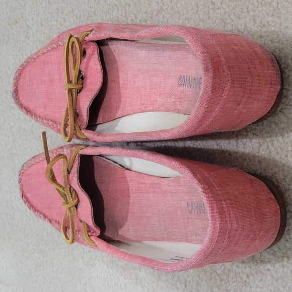Pink Minnetonka Canvas Moccassions Size 9.5 - Picture 4 of 5
